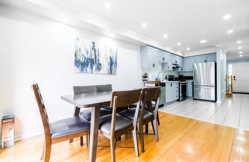 Thornhill House | Charming 4-bedroom house with AC and WiFi in fantastic Vaughan