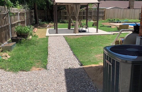 Norman House | Charming 4-bedroom house with AC, WiFi and swimming pool in welcoming Norman