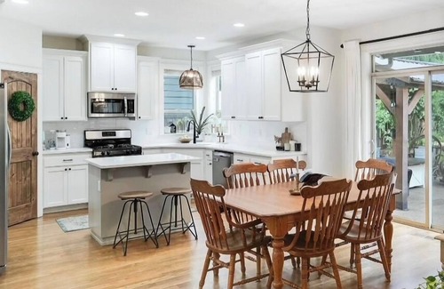 South Gateway House | Charming 4-bedroom house with AC and WiFi in delightful Salem