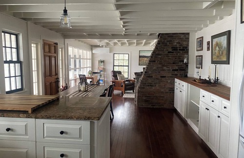 Salisbury House | “Charming 4 Bedroom Lakefront Farmhouse: Breathtaking Views & Relaxing Retreat"