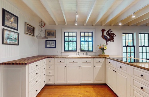 Salisbury House | “Charming 4 Bedroom Lakefront Farmhouse: Breathtaking Views & Relaxing Retreat"