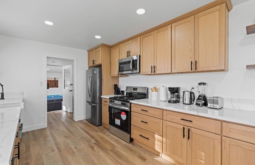 Redlands House | Charming 4-bedroom Pool House in Best Location in Redlands