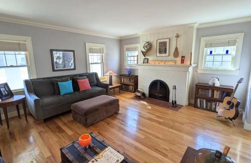 Bloomington House | Charming 4 BR W Hot Tub 3 Kings Walk to Downtown