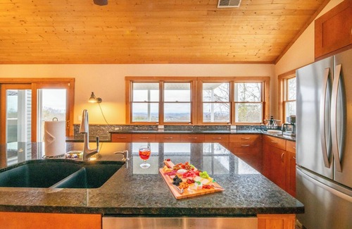 Kodak House | *Charming 4BD+LOFT Lodge! Theater + GAMES!*