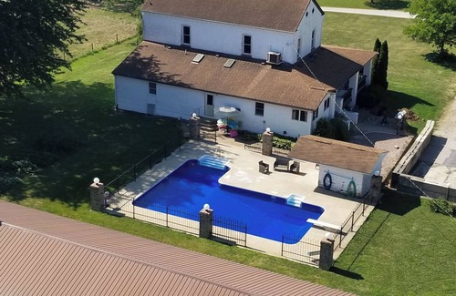 Renault House | Charming 4BDRM Farmhouse Retreat. Private Pool & Fishing Lake Access,cap. for 11