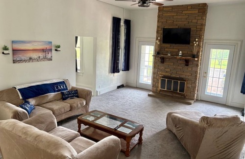 Renault House | Charming 4BDRM Farmhouse Retreat. Private Pool & Fishing Lake Access,cap. for 11