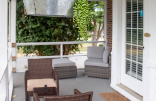 Drexel Hill House | Charming 4bdrooms I 2.5 bath I Free Parking I 1 block from Wedding Venue