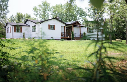Omaha House | Charming 4BR/3BA Farmhouse, Just 20 Minutes from Branson – A Cozy Retreat