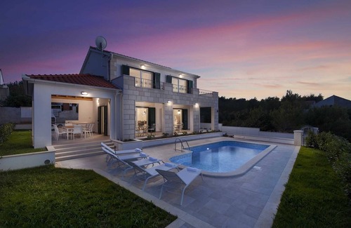 Cove Osibova (Milna) Villa | Charming 4BR Villa Retreat for 8 Guests, with Pool, Close to the Beach