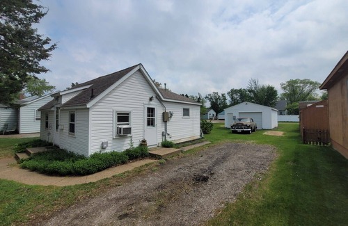 Benson House | Charming 4kingsize bed house in Benson with AC,WIFI,CableTV,Firepit,Washer/Dryer