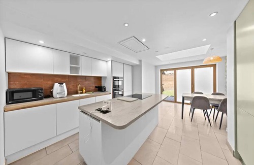 Cathall House | Charming 5 Bed - Leytonstone E11