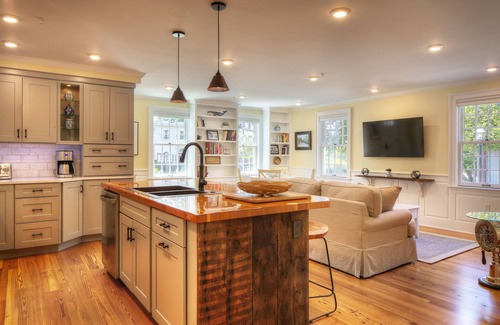 Newport House | Charming 5 Bedroom 8 Bath Home steps from Trinity Church & Downtown Newport