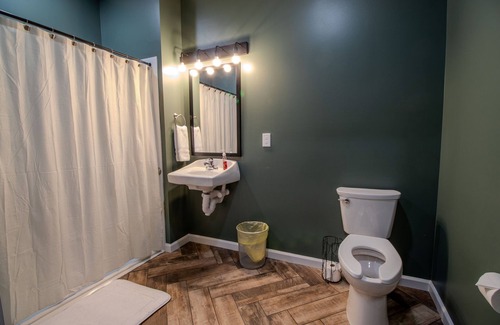 Woodfin Bed & Breakfast | Charming 5-bedroom hostel north of downtown Asheville sleeps 24!