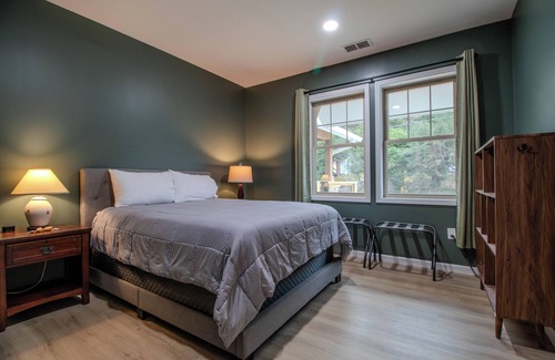 Woodfin Bed & Breakfast | Charming 5-bedroom hostel north of downtown Asheville sleeps 24!