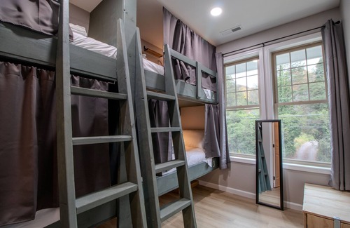 Woodfin Bed & Breakfast | Charming 5-bedroom hostel north of downtown Asheville sleeps 24!