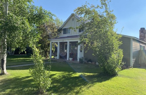 Gunnison House | Charming 5 Bedroom in town with 6 bikes!