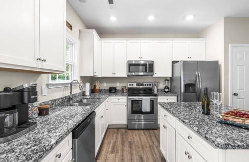 Durham House | Charming 5bd - BBQ - Deck- 4mins Duke University