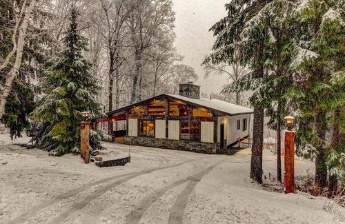 Stratton Mountain Ski Chalet | Charming 5BR Chalet@Base of Stratton Mt Has It All