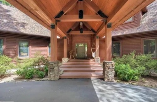 Highland Cabin | Charming 6-bedroom cabin with WiFi, AC in the mountains.