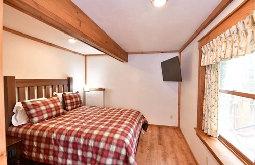 Lake Delton Cabin | Charming 7-bedroom lodge with AC, WiFi in awesome Lake Delton Wisconsin Dells
