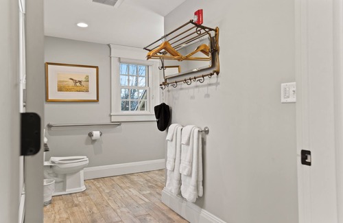 West Dover Cabin | Charming 8-bedroom lodge with AC, WiFi in quaint Wilmington