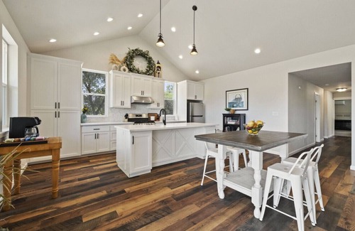 Sonora House | Charming Acres Farmhouse/Family/Pets/AC/Starling