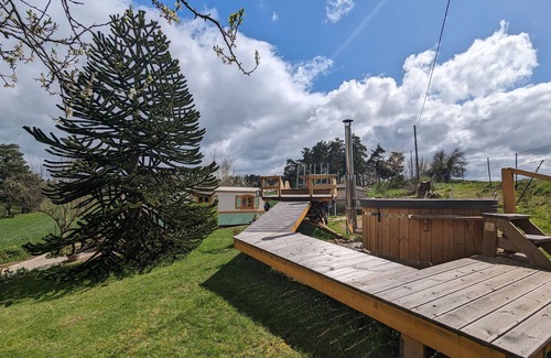 Monistrol-sur-Loire Cottage | Charming All-Season Caravan with Spa, Jacuzzi, and Private Terrace in Monistrol-sur-Loire