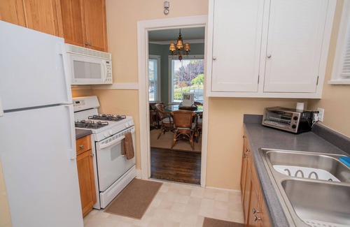 West Alameda House | Charming Alameda Getaway, Easy SF Access via Ferry