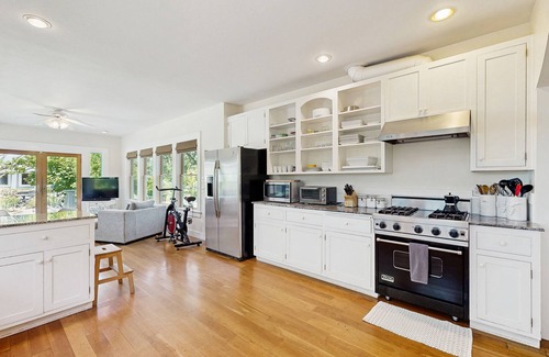 Geyserville Other | Charming Alexander Valley Farmhouse with loft, hot tub & a complementary tasting