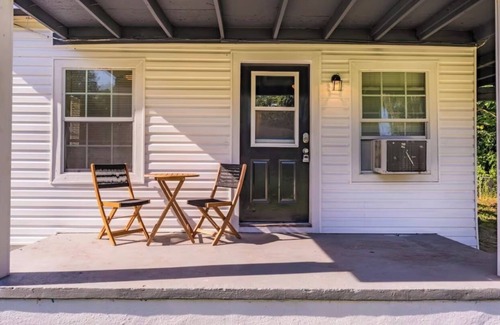 Lakeshore South House | Charming and affordable 2-bedroom home in Avondale w/WiFi, AC, essentials