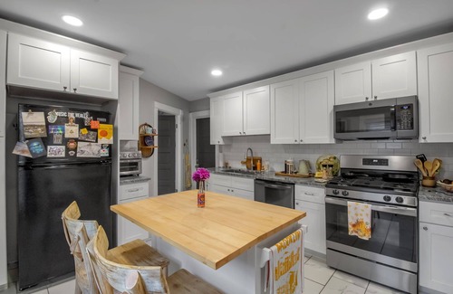 Black Rock Apartment | Charming and Centrally Located 1-bedroom apartment in lovely Buffalo, NY