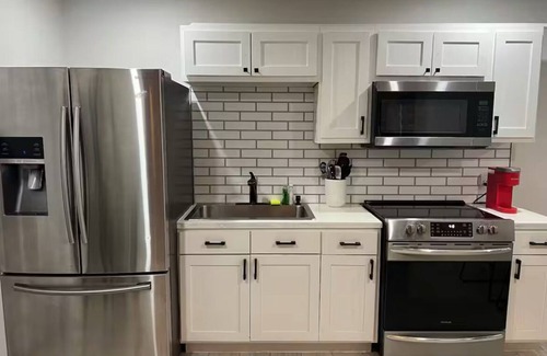 Brownsville House | Charming and Peaceful 2-bedroom house in delightful Brownsville.