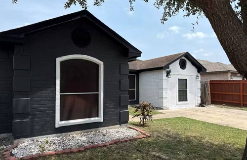 Brownsville House | Charming and Peaceful 2-bedroom house in delightful Brownsville.