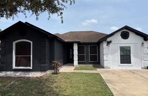 Brownsville House | Charming and Peaceful 2-bedroom house in delightful Brownsville.