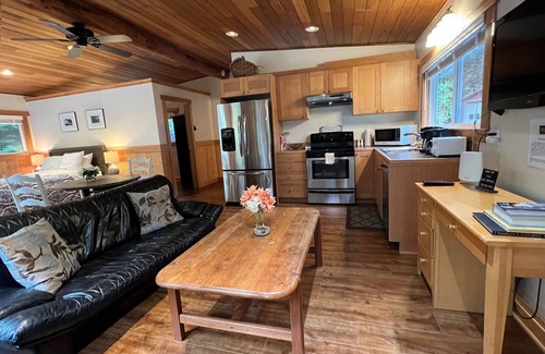Langley Cottage | Charming and peaceful 2-bedroom cottage in sleepy Langley, nestled in nature!