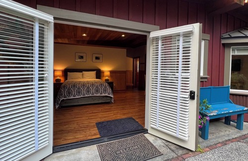 Langley Cottage | Charming and peaceful 2-bedroom cottage in sleepy Langley, nestled in nature!