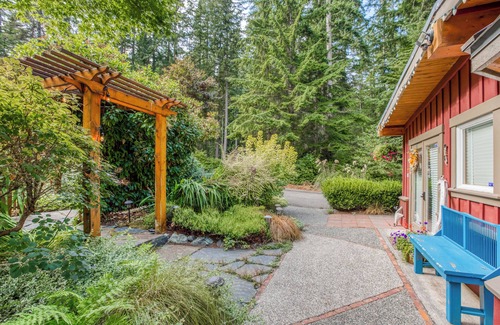Langley Cottage | Charming and peaceful 2-bedroom cottage in sleepy Langley, nestled in nature!