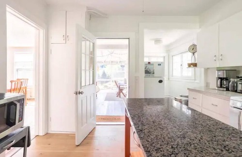 West Cornwall House | Charming and Relaxing 4br Farmhouse for Group Getaway