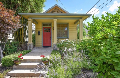St. Helena Cottage | Charming and Romantic Historic Saint Helena Cottage