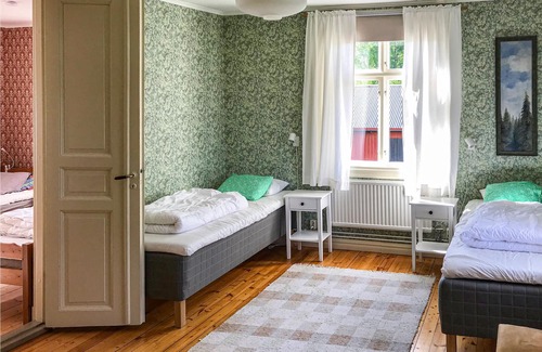Savsjo House | Charming and spacious cottage in beautiful location on the shore of the fish-rich lake Vallsjön in S