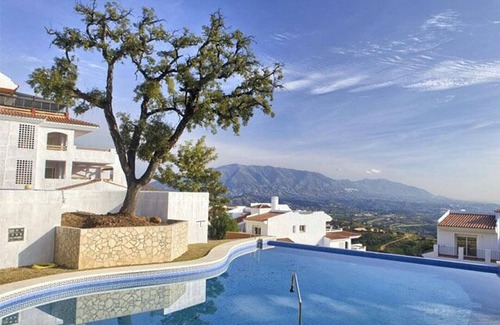 Ojen Apartment | Charming and spacious ground floor apartment + infinity pool with sea views