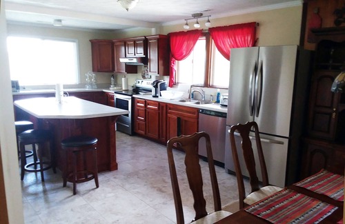 Skyland House | Charming and spacious 2200sf 3 BR/2 BA house with MTN view.
