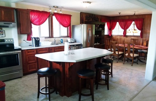 Skyland House | Charming and spacious 2200sf 3 BR/2 BA house with MTN view.