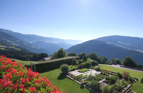 Maranza Apartment | Charming Apartment “Haselstaude - Abendrot” with Mountain View, Wi-Fi, Terrace & Garden; Parking Available