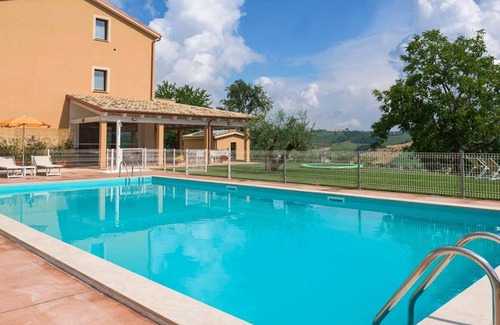 Carassai Apartment | Charming apartment in Carassai with terrace