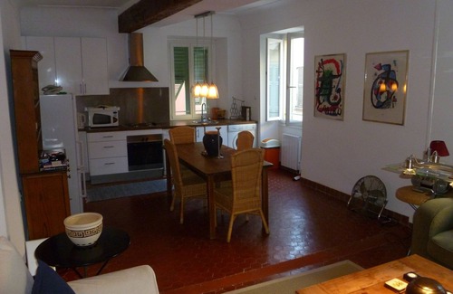 Old Town Apartment | Charming apartment on the Cours Saleya, vieux Nice. 200 meters from the beach!