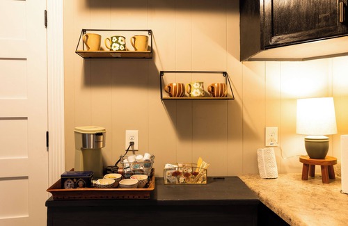 Covington Apartment | Charming Apartment "On Set" of Sweet Magnolia's. 0.5 mi from downtown