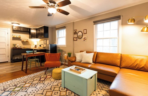 Covington Apartment | Charming Apartment "On Set" of Sweet Magnolia's. 0.5 mi from downtown