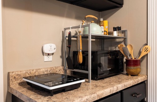 Covington Apartment | Charming Apartment "On Set" of Sweet Magnolia's. 0.5 mi from downtown
