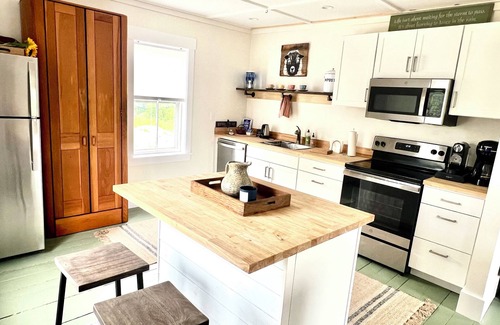 Tenants Harbor Apartment | Charming Apartment Retreat Overlooking the Water. Gallery and Spa next door!